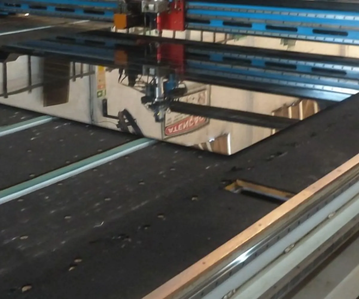 Chapa de vidro sobre a mesa de processamento